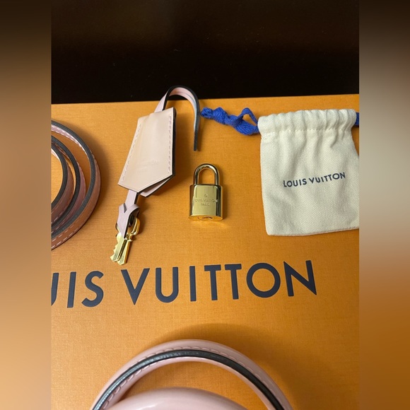 ****** SOLD ****** Louis Vuitton Vernis Rose Ballerine Alma
BB - Picture 6 of 13